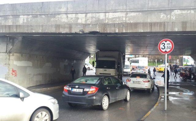 Zeytinburnu’nda Kamyon Alt Geçide Sıkıştı