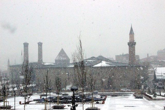 Erzurum’da Lapa Lapa Kar Yağışı