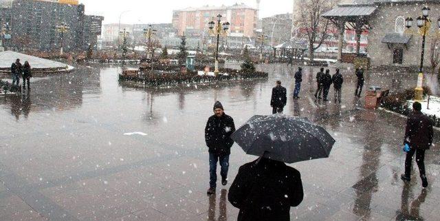 Erzurum’da Lapa Lapa Kar Yağışı