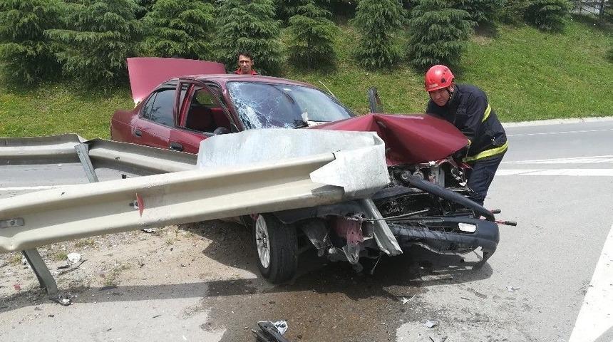 Virajı Alamayan Otomobil Bariyerler &Ccedil;arptı: 1 Yaralı