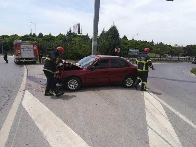 Virajı Alamayan Otomobil Bariyerler Çarptı: 1 Yaralı