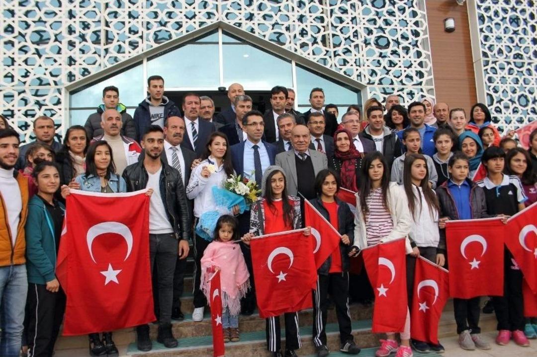 D&uuml;nya Şampiyonu G&uuml;reş&ccedil;iye Coşkulu Karşılama