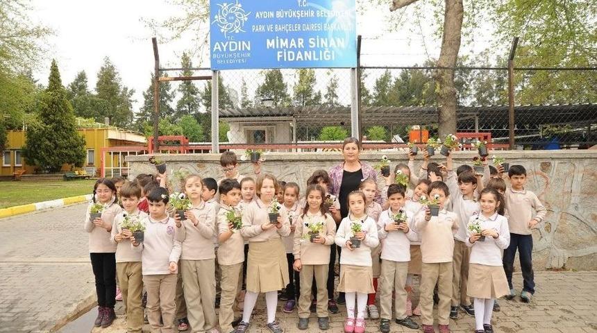 Öğrencilerden Büyükşehrin Çiçek Üretim Sahasına Ziyaret