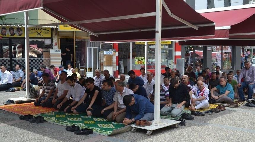 Ramazan Ayının İlk Cuma Namazında Camiler Doldu Taştı