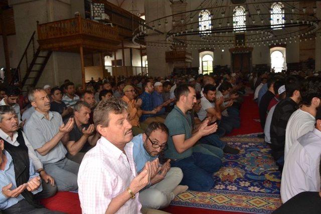 Ramazan Ayının İlk Cuma Namazında Camiler Doldu Taştı