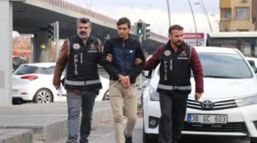 6 Bin 250 Adet Ka&ccedil;ak Sigara İle Yakalanan Suriyeli Adliyeye Sevk Edildi