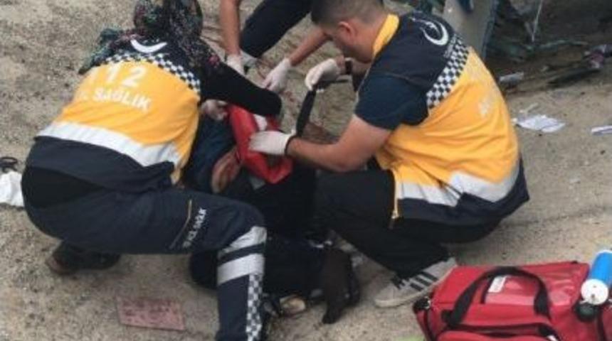 Bilecik&rsquo;te Plastik Malzeme Y&uuml;kl&uuml; Kamyon Devrildi, S&uuml;r&uuml;c&uuml; Ağır Yaralandı