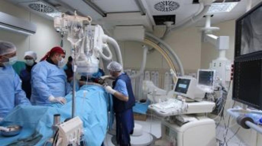 Hastanede İlk Kapalı Y&ouml;ntemle Kalp Deliği Kapama Operasyonu Yapıldı