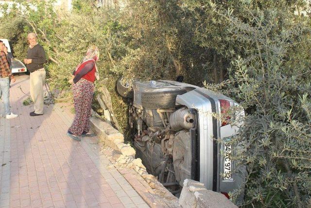 Virajı Alamayan Otomobil Bahçeye Girdi