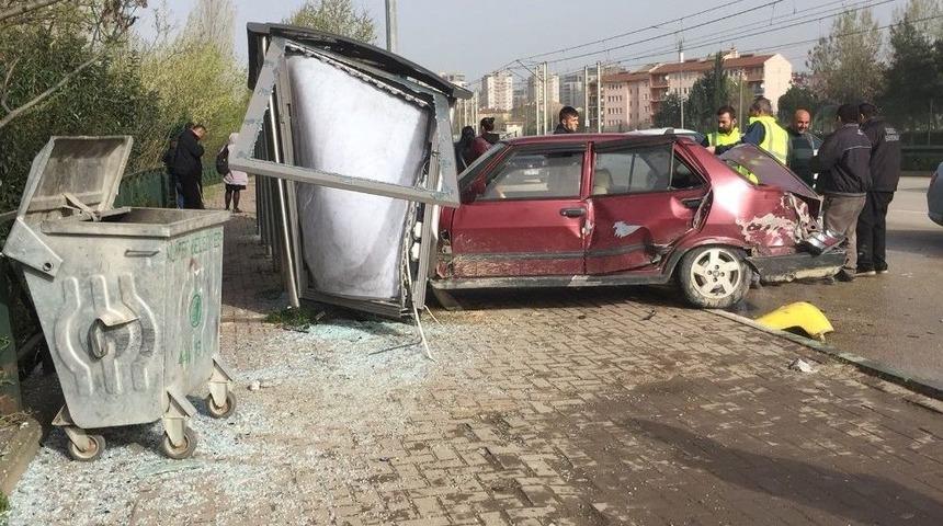 Otomobil Durağa Daldı, Faciadan D&ouml;n&uuml;ld&uuml;...