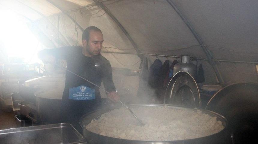 T&uuml;rkiye&rsquo;den Sınır &Ouml;tesine 15 Bin Kişilik Sıcak Yemek Desteği