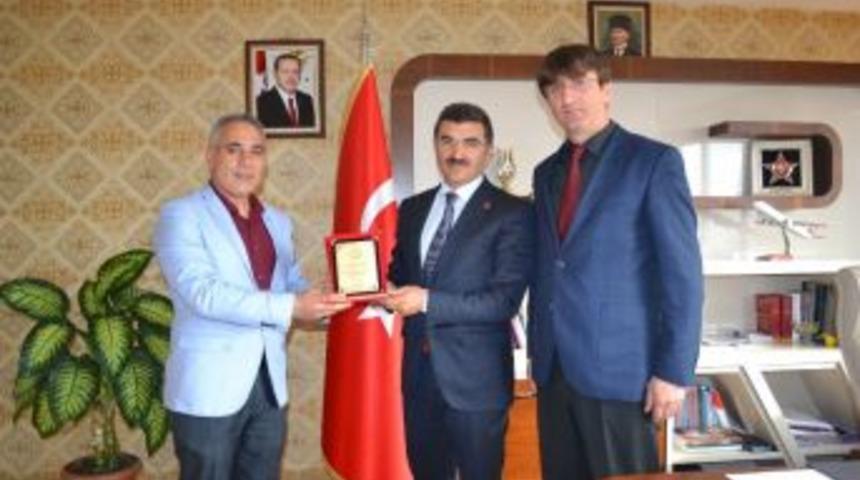 G&uuml;reş Federasyonundan Asp İl M&uuml;d&uuml;rl&uuml;ğ&uuml;ne Plaket