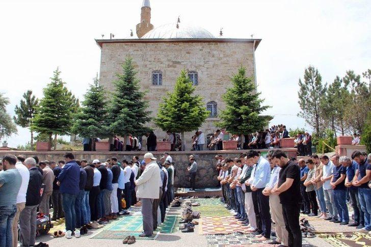 Sivas’ta Türbelere Ziyaretçi Akını G2