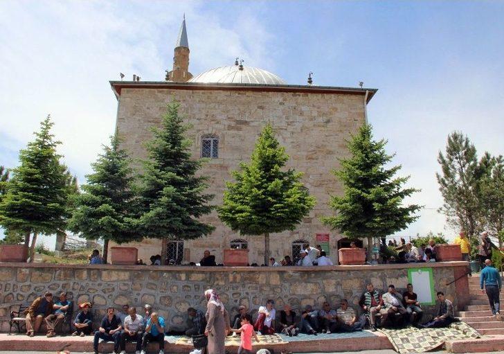 Sivas’ta Türbelere Ziyaretçi Akını G4