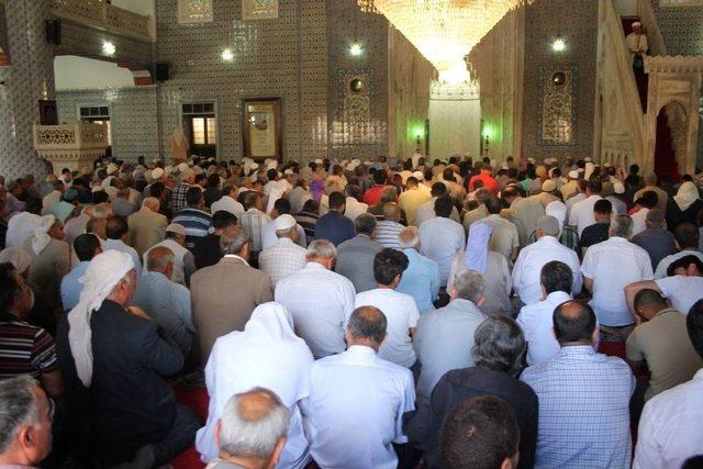Ramazan’ın İlk Cumasında Balıklıgöl’deki Camiler Doldu