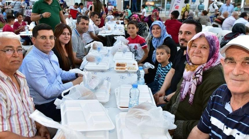 T&uuml;t&uuml;nc&uuml;, Orucunu Vatandaşlarla A&ccedil;tı