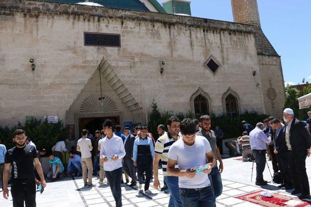 Güneydoğu’da Binler Ramazan’ın İlk Cumasında Camiye Akın Etti