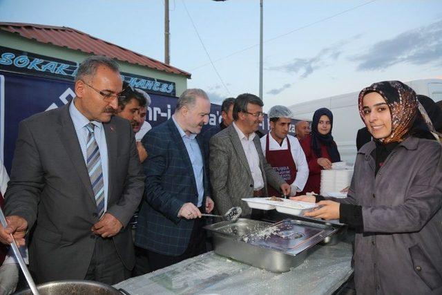 Tuşba Belediyesi’nin ‘kardeşlik Sofrasına’ Yoğun İlgi