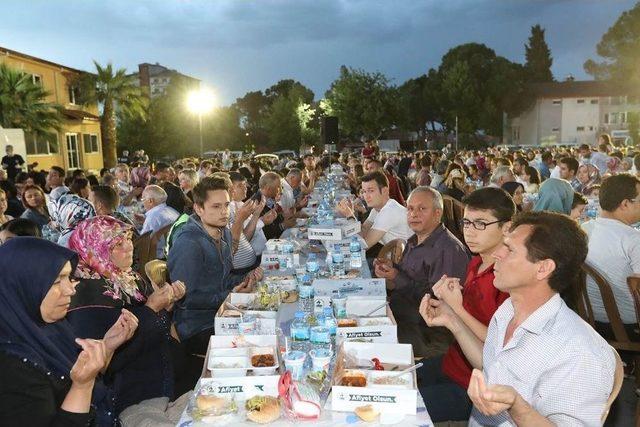 Başkan Gürlesin Belediye Çalışanları İle İftar Yaptı