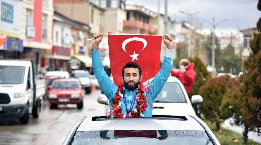 D&uuml;nya Şampiyonu G&uuml;reş&ccedil;i Coşkuyla Karşılandı