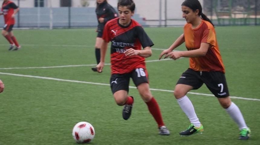 Kadın Futbolcular, Şiddeti Önlemek İçin Sahaya Çıktı