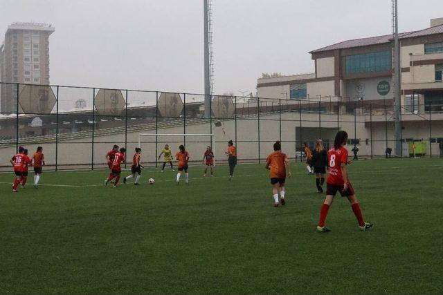 Kadın Futbolcular, Şiddeti Önlemek İçin Sahaya Çıktı