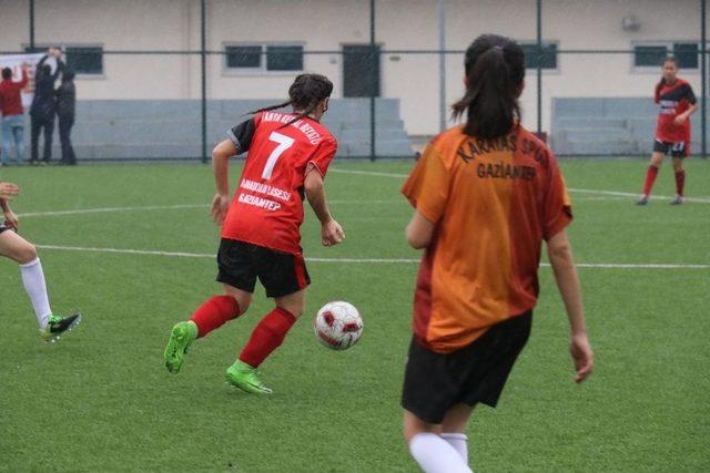 Kadın Futbolcular, Şiddeti Önlemek İçin Sahaya Çıktı