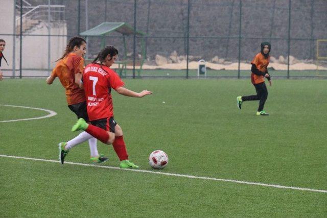 Kadın Futbolcular, Şiddeti Önlemek İçin Sahaya Çıktı