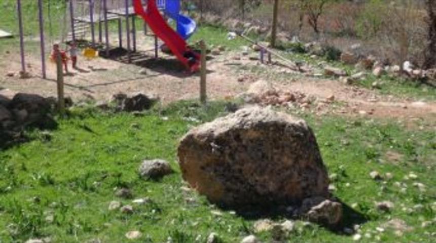 Bu K&ouml;yde Herkes Diken &Uuml;st&uuml;nde