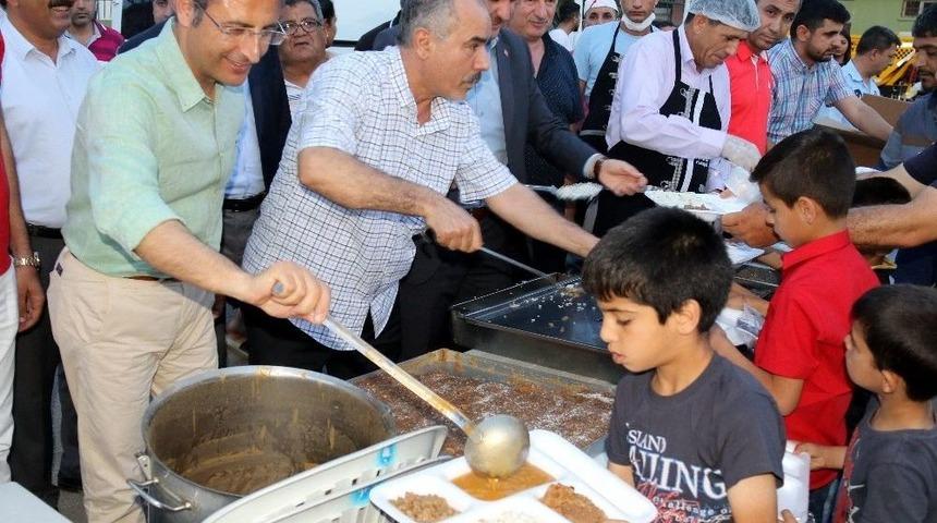 Pamuk, İftarını Barış Mahallesi Sakinleriyle A&ccedil;tı