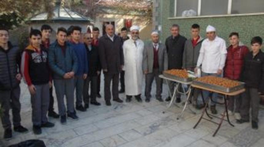 Sanat Okulu &Ouml;ğrencilerinden Vatandaşlara Lokma İkramı Dağıttı