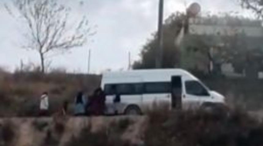 &Ccedil;amurlu Yola Saplanan Okul Servisini Kız &Ouml;ğrenciler İterek &Ccedil;ıkardı