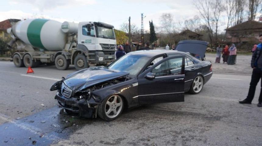 Sakarya&rsquo;da İki Otomobil Kafa Kafaya &Ccedil;arpıştı: 1 Yaralı