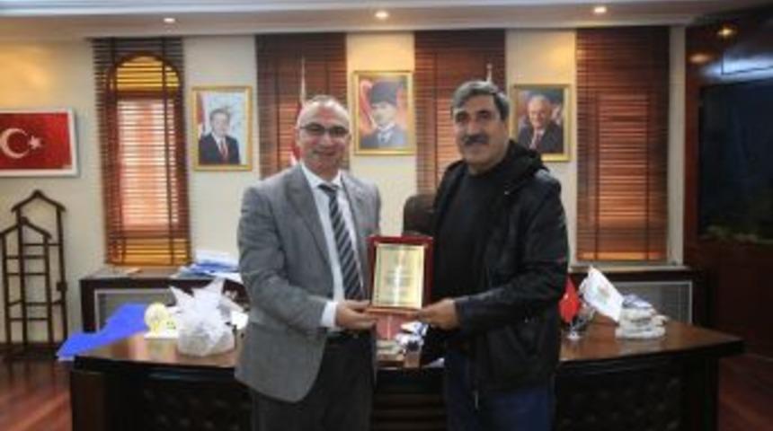 Başkan Yılmazer, Emekli Olan K&ouml;ks&ouml;ken&rsquo;e Plaket Verdi
