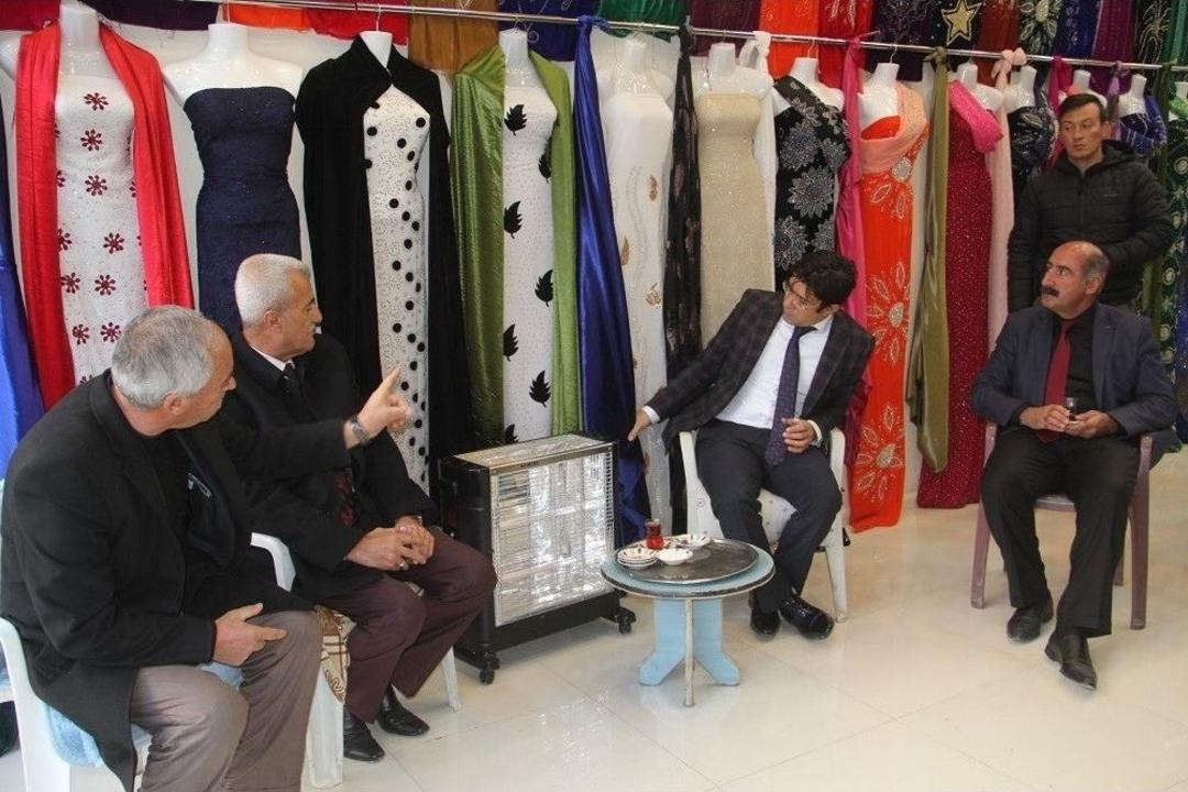 Kaymakam &Ouml;zt&uuml;rk, Esnafa Kandil Simidi Dağıttı