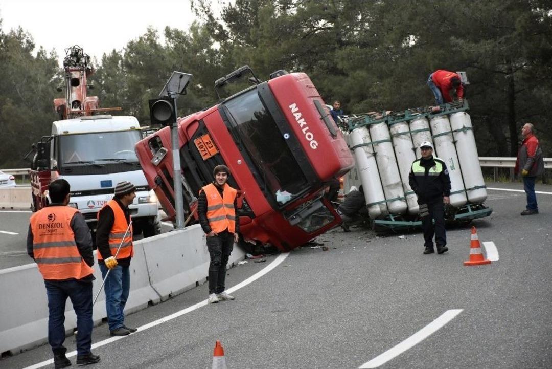 Doğalgaz Taşıyan Tır Devrildi, Yol Kapandı