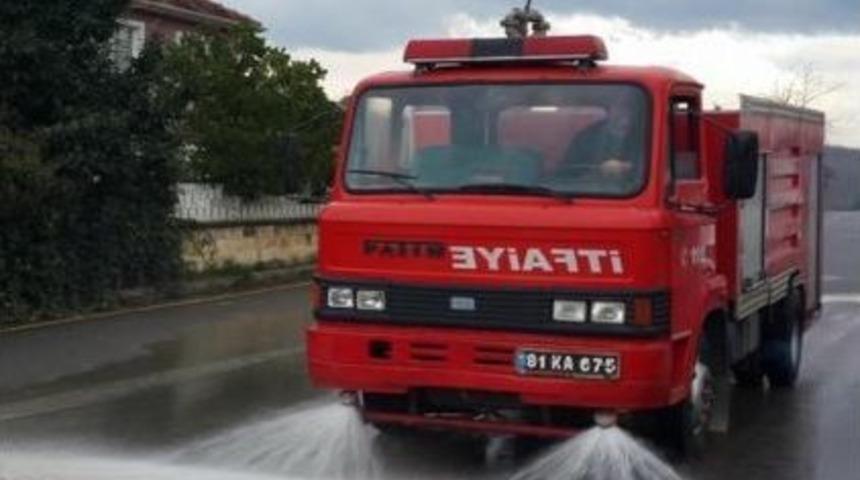 Ak&ccedil;akoca&rsquo;da Caddeler G&uuml;l Suyu İle Yıkandı