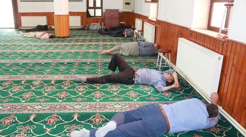 Vatandaşlar Serinlemek İ&ccedil;in Camiye Koşuyor