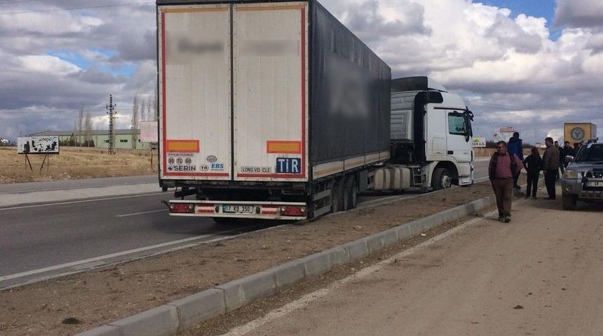 Yolda Kalp Krizi Ge&ccedil;iren Tır S&uuml;r&uuml;c&uuml;s&uuml; Hayatını Kaybetti