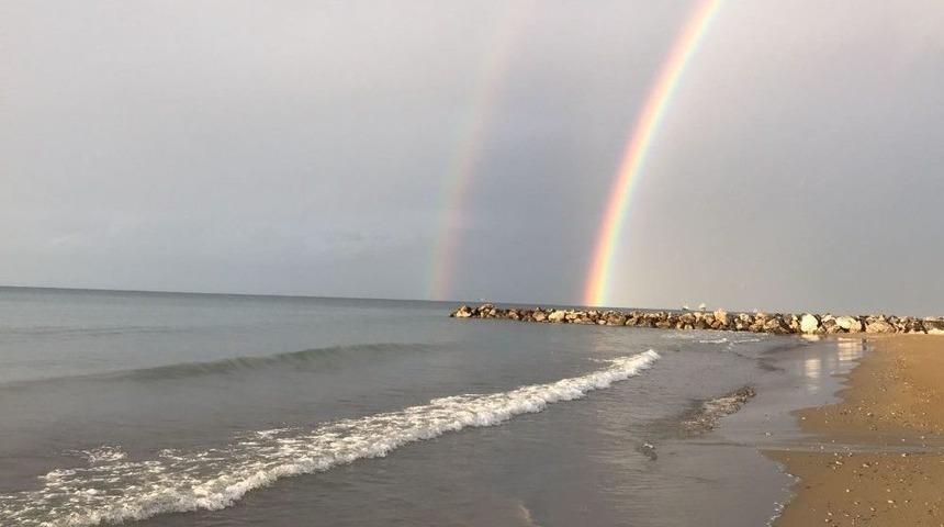 İskenderun&rsquo;da G&ouml;kkuşağı B&uuml;y&uuml;ledi