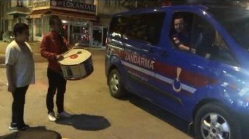 Muhabire Anons Dersi Veren Jandarma Farklı Bir G&ouml;r&uuml;nt&uuml;yle G&uuml;ndemde