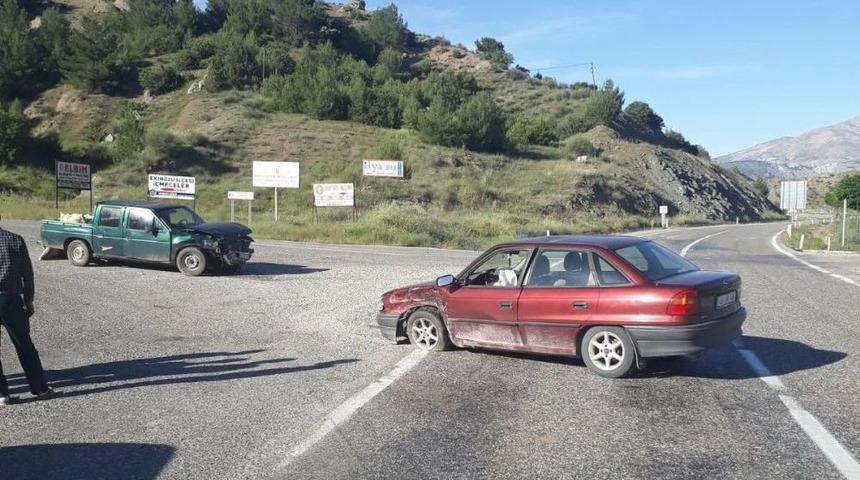 Otomobille Kamyonet &Ccedil;arpıştı: 2 Yaralı