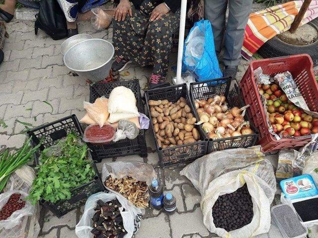 70 Yaşındaki Kadın Pazarcılık Yapıyor