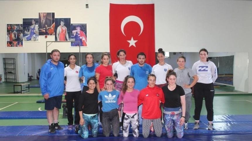 Türkiye Genç Bayanlar Güreş Milli Takımı Yalova’da Kampa Girdi