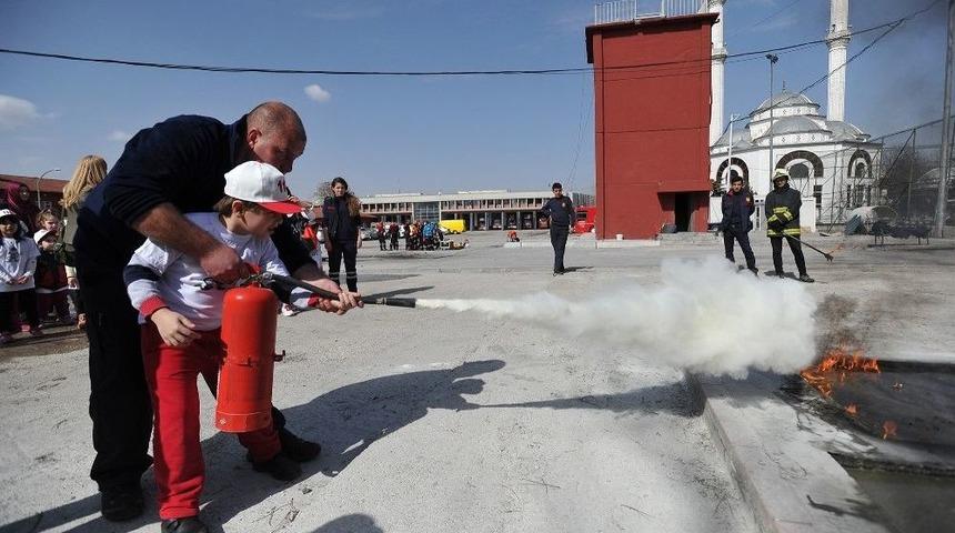 Minik Y&uuml;reklerin İtfaiye Heyecanı