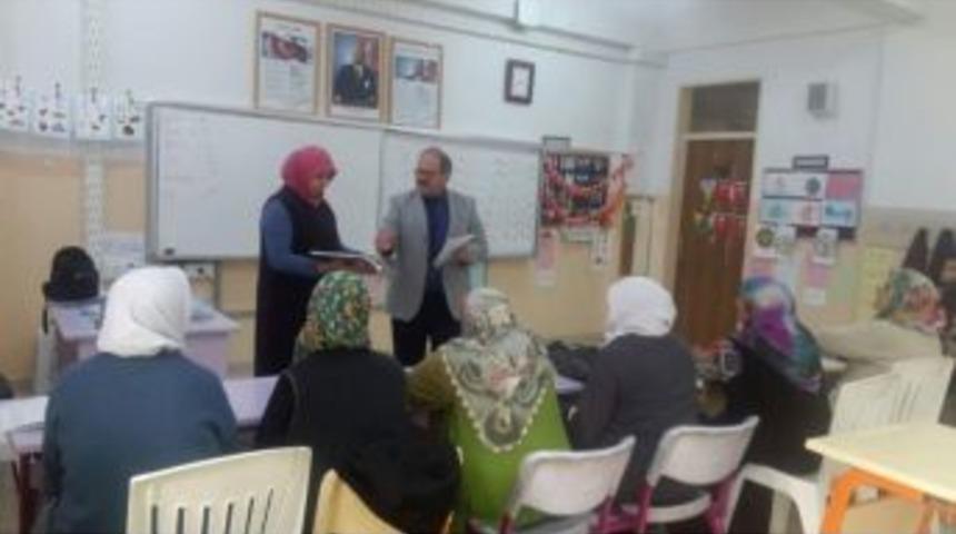 Şaphane&rsquo;de Okuma Yazma Kurslarına İlgi