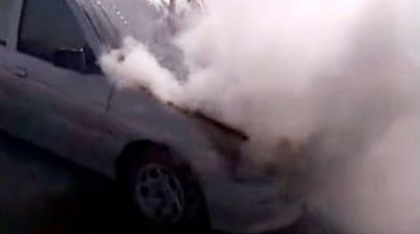Seyir Halindeki Otomobil Alev Alev Yandı