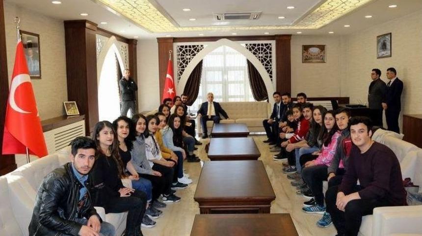 Tiyatro Ekibinden Vali Toprak&rsquo;a Ziyaret