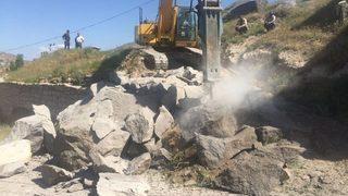 Aksaray’daki Bir Köye 30 Tonluk Kaya Düştü