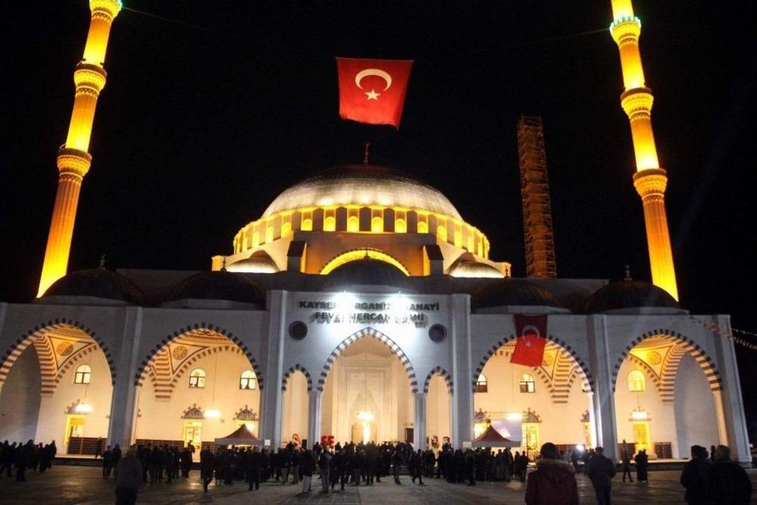 Kayseri Ve B&ouml;lgenin En B&uuml;y&uuml;k Camisi İbadete A&ccedil;ıldı